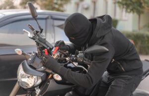 DESARTICULAN BANDA DE ROBO DE MOTOCICLETAS EN SANTA CRUZ, CON UN ADOLESCENTE DE 16 AÑOS COMO CABECILLA