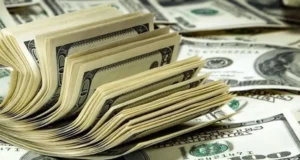 DÓLAR PARALELO SUPERA LOS BS 15 Y ADVIERTEN NUEVO REPUNTE POR EL RETROACTIVO SALARIAL