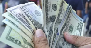 ECONOMISTAS ADVIERTEN QUE EL CLIMA ELECTORAL Y LOS CONFLICTOS SOCIALES DISPARAN EL DÓLAR PARALELO