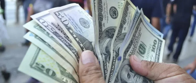 ECONOMISTAS ADVIERTEN QUE EL CLIMA ELECTORAL Y LOS CONFLICTOS SOCIALES DISPARAN EL DÓLAR PARALELO