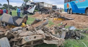 TRAGEDIA EN SAN JULIÁN: CHOQUE ENTRE MINIBÚS Y VOLQUETA DEJA 12 MUERTOS