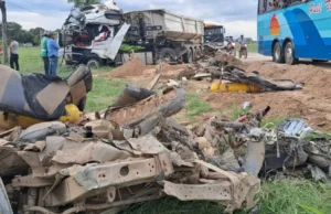 TRAGEDIA EN SAN JULIÁN: CHOQUE ENTRE MINIBÚS Y VOLQUETA DEJA 12 MUERTOS