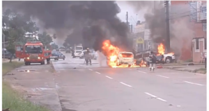 DOS VEHÍCULOS SE INCENDIAN TRAS CHOQUE EN LA RADIAL 10