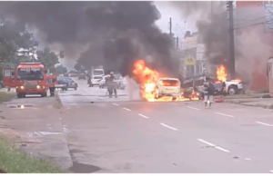 DOS VEHÍCULOS SE INCENDIAN TRAS CHOQUE EN LA RADIAL 10