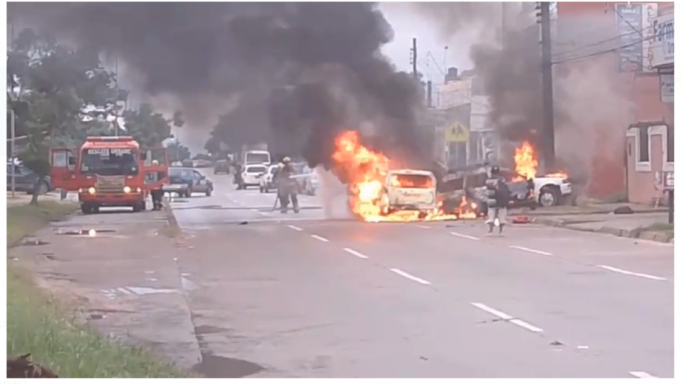 DOS VEHÍCULOS SE INCENDIAN TRAS CHOQUE EN LA RADIAL 10