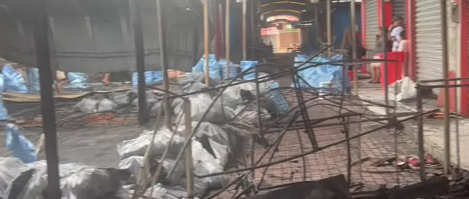 INCENDIO EN MERCADO DE MONTERO DEJA MÁS DE 20 CASETAS AFECTADAS