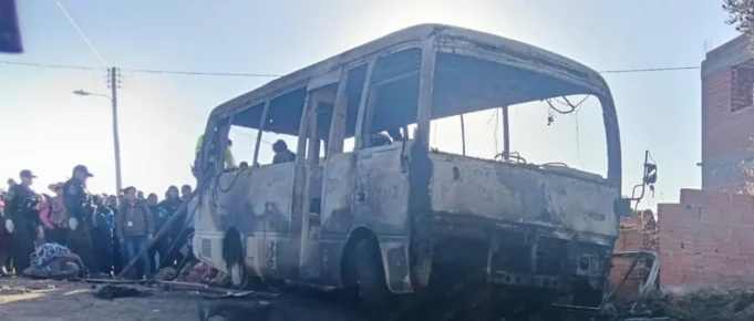 BUS ESCOLAR SE INCENDIA EN POTOSÍ Y CAUSA LA MUERTE DE CINCO MENORES