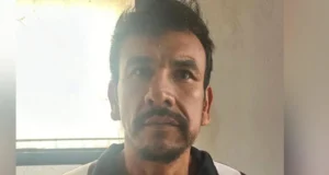 FUGA EN EL MECHERO: CUSTODIO NO LOGRA DETENER A REO QUE ABORDÓ UN VEHÍCULO EN PLENA CALLE