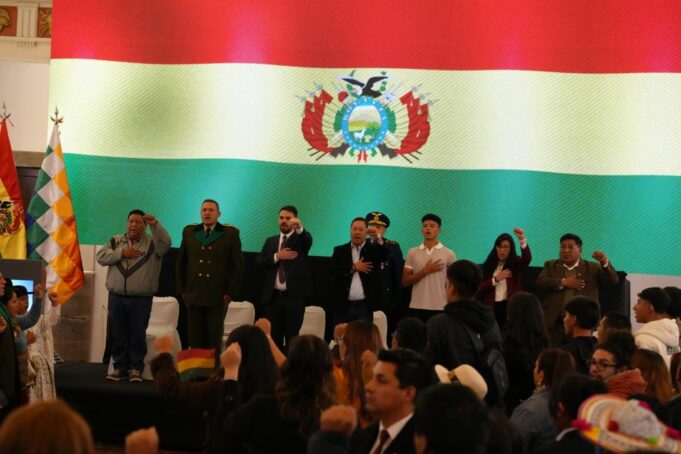 ADOLESCENTES BOLIVIANOS DE 16 A 18 AÑOS YA PUEDEN ACCEDER A UN PERMISO PROVISIONAL PARA CONDUCIR