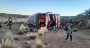 BUS SE VUELCA EN POTOSÍ Y DEJA 17 HERIDOS: CONDUCTOR SE DA A LA FUGA