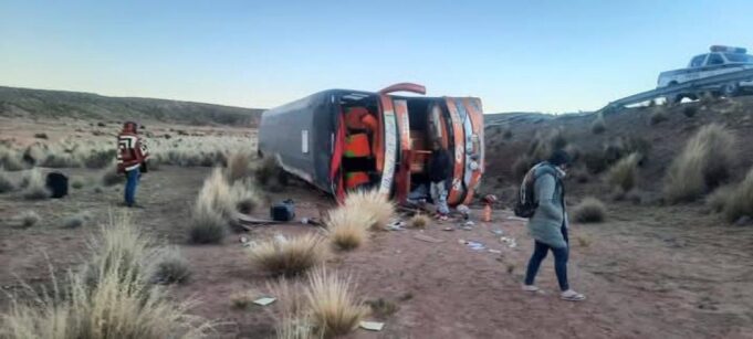 BUS SE VUELCA EN POTOSÍ Y DEJA 17 HERIDOS: CONDUCTOR SE DA A LA FUGA