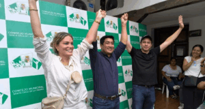 ISRAEL ALCÓCER ASUME LA PRESIDENCIA DEL CONCEJO DE SANTA CRUZ EN MEDIO DE UNA SESIÓN MARCADA POR LA VIOLENCIA Y LA TENSIÓN