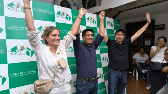 ISRAEL ALCÓCER ASUME LA PRESIDENCIA DEL CONCEJO DE SANTA CRUZ EN MEDIO DE UNA SESIÓN MARCADA POR LA VIOLENCIA Y LA TENSIÓN