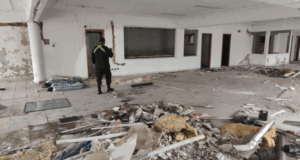 INMUEBLE EN EL CENTRO DE SANTA CRUZ QUEDA TOTALMENTE DESMANTELADO POR MALVIVIENTES