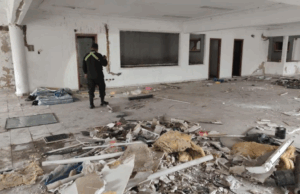 INMUEBLE EN EL CENTRO DE SANTA CRUZ QUEDA TOTALMENTE DESMANTELADO POR MALVIVIENTES