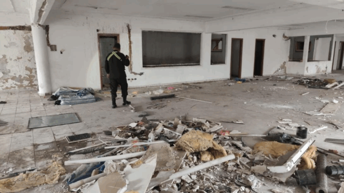 INMUEBLE EN EL CENTRO DE SANTA CRUZ QUEDA TOTALMENTE DESMANTELADO POR MALVIVIENTES