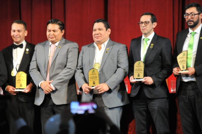 FISCAL GENERAL DEL ESTADO RECIBE EL PREMIO A LA EXCELENCIA EN LA GESTIÓN PÚBLICA BICENTENARIO