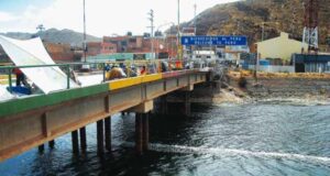 PERIODISTAS SON AMENAZADOS Y OBLIGADOS A BORRAR IMÁGENES EN DESAGUADERO