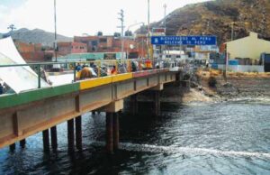 PERIODISTAS SON AMENAZADOS Y OBLIGADOS A BORRAR IMÁGENES EN DESAGUADERO