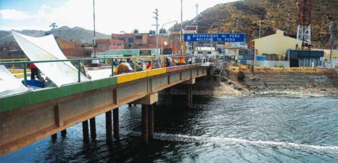 PERIODISTAS SON AMENAZADOS Y OBLIGADOS A BORRAR IMÁGENES EN DESAGUADERO