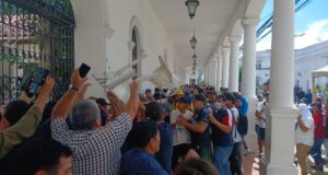 «NOS QUERÍAN MATAR»: CONCEJALES DENUNCIAN ATAQUE PLANIFICADO POR GRUPOS AFINES A JOHNNY FERNÁNDEZ