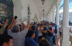 «NOS QUERÍAN MATAR»: CONCEJALES DENUNCIAN ATAQUE PLANIFICADO POR GRUPOS AFINES A JOHNNY FERNÁNDEZ