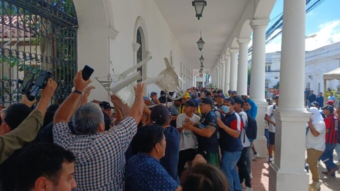 «NOS QUERÍAN MATAR»: CONCEJALES DENUNCIAN ATAQUE PLANIFICADO POR GRUPOS AFINES A JOHNNY FERNÁNDEZ