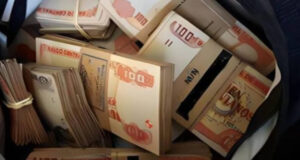 ENCUENTRAN MAS DE 2 MILLONES DE BOLIVIANOS EN UN VEHÍCULO DE LA PAZ Y DETIENEN A 2 PERSONAS