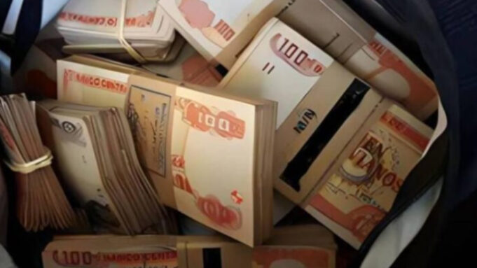 ENCUENTRAN MAS DE 2 MILLONES DE BOLIVIANOS EN UN VEHÍCULO DE LA PAZ Y DETIENEN A 2 PERSONAS