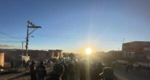 CHOFERES DEL ALTIPLANO INICIAN BLOQUEOS ANTES DEL PLAZO Y PARALIZAN VÍAS ESTRATÉGICAS