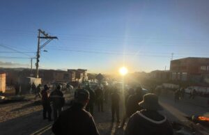CHOFERES DEL ALTIPLANO INICIAN BLOQUEOS ANTES DEL PLAZO Y PARALIZAN VÍAS ESTRATÉGICAS