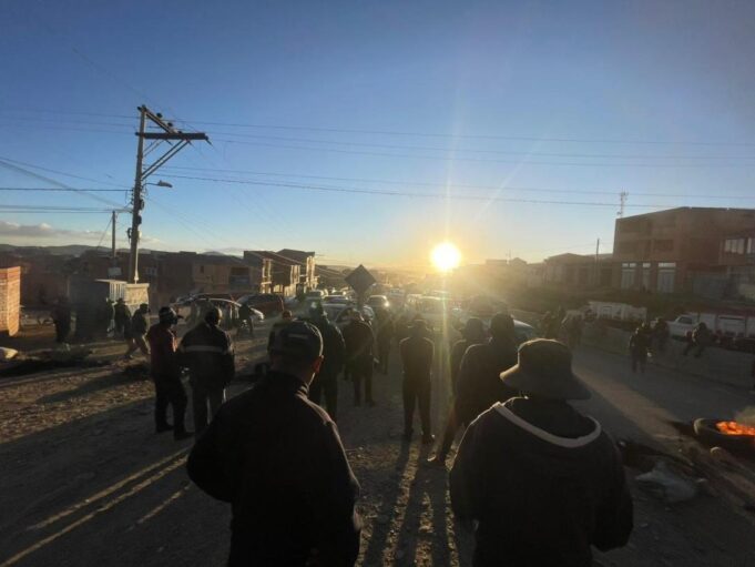 CHOFERES DEL ALTIPLANO INICIAN BLOQUEOS ANTES DEL PLAZO Y PARALIZAN VÍAS ESTRATÉGICAS