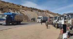 SE REANUDA EL TRÁNSITO EN LA PAZ-ORURO-COCHABAMBA TRAS DESBLOQUEO DE VÍAS IMPULSADO POR POLICÍA, VECINOS Y PASAJEROS