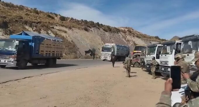 SE REANUDA EL TRÁNSITO EN LA PAZ-ORURO-COCHABAMBA TRAS DESBLOQUEO DE VÍAS IMPULSADO POR POLICÍA, VECINOS Y PASAJEROS