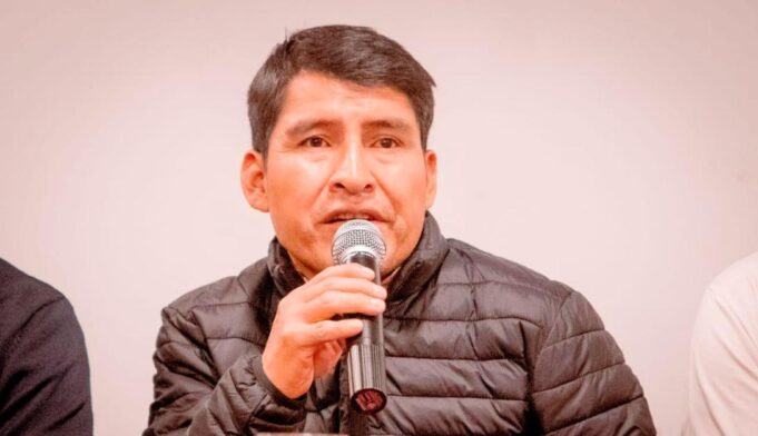 GOBERNADOR DE CHUQUISACA CAE DEL SEGUNDO PISO DE UNA VIVIENDA Y ES OPERADO DE EMERGENCIA, SU ESTADO ES CRÍTICO