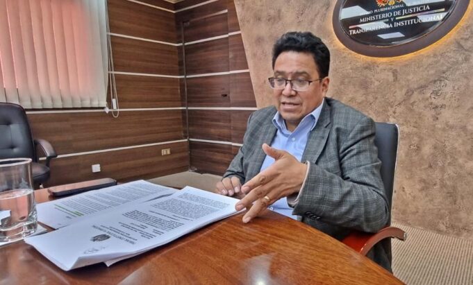 FISCALÍA EMITE ORDEN DE APREHENSIÓN CONTRA EL EXMINISTRO CÉSAR SILES POR EL “CASO CONSORCIO”