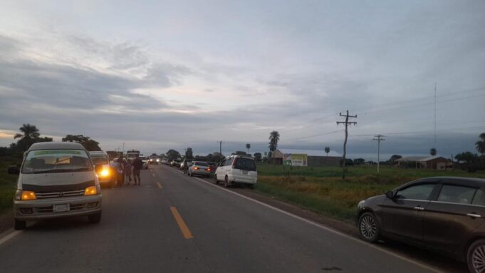 BLOQUEOS EN PAILÓN Y SAN JULIÁN EXIGEN RENUNCIA DE LUIS ARCE POR CRISIS ECONÓMICA