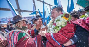 EL ALTO RESPALDA A JHONNY FERNÁNDEZ Y LE PIDE SOLUCIÓN A LOS BLOQUEOS