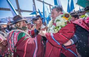 EL ALTO RESPALDA A JHONNY FERNÁNDEZ Y LE PIDE SOLUCIÓN A LOS BLOQUEOS