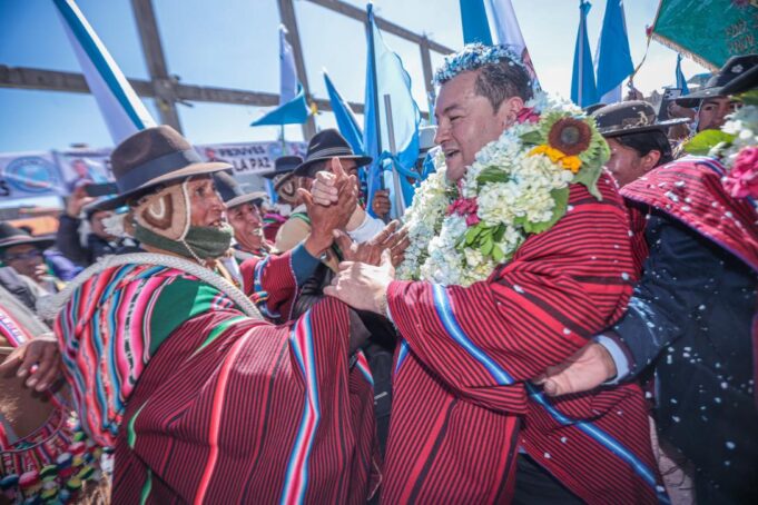 EL ALTO RESPALDA A JHONNY FERNÁNDEZ Y LE PIDE SOLUCIÓN A LOS BLOQUEOS