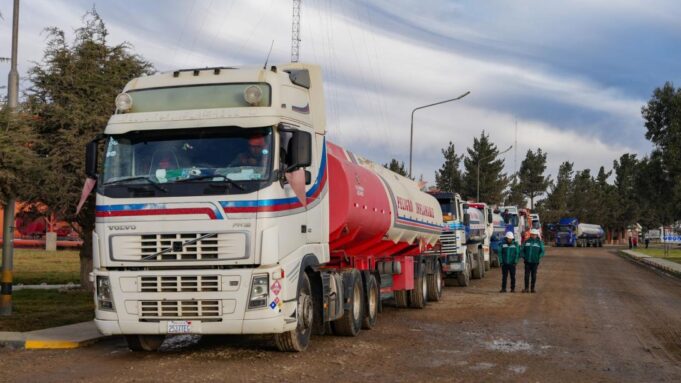 YPFB EJECUTA PLAN DE ABASTECIMIENTO DE COMBUSTIBLES, PERO BLOQUEOS COMPLICAN LA DISTRIBUCIÓN EN EL PAÍS