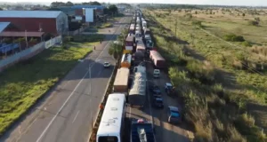 MOTOTAXISTAS DE WARNES BLOQUEAN LA CARRETERA EN EXIGENCIA DE UN INCREMENTO DE TARIFAS