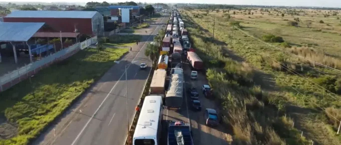 MOTOTAXISTAS DE WARNES BLOQUEAN LA CARRETERA EN EXIGENCIA DE UN INCREMENTO DE TARIFAS