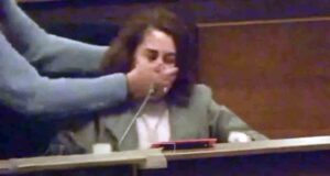 TENSIÓN EN LA ASAMBLEA: DIPUTADA INTENTA CALLAR A SU COLEGA DURANTE DEBATE POR EL LITIO