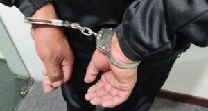 ORDENAN DETENCIÓN PREVENTIVA PARA HOMBRE QUE RETUVO A SU HIJASTRA 10 MESES HACIÉNDOLA PASAR POR SU PAREJA