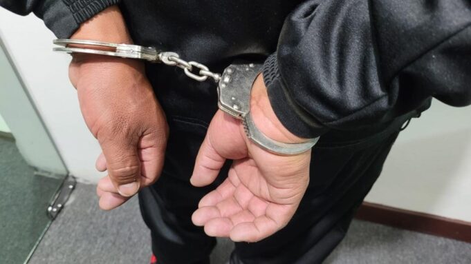 ORDENAN DETENCIÓN PREVENTIVA PARA HOMBRE QUE RETUVO A SU HIJASTRA 10 MESES HACIÉNDOLA PASAR POR SU PAREJA