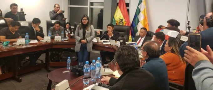 SESIÓN POR CONTRATO CON URANIUM ONE ES INTERRUMPIDA ENTRE TENSIONES Y OPOSICIÓN ADVIERTE VIGILIA PERMANENTE