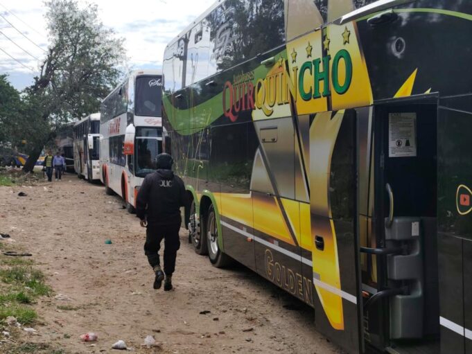 FISCALÍA CONFIRMA QUE INFARTO PROVOCÓ LA MUERTE DE CONDUCTOR HALLADO EN UN BUS EN LA RADIAL 10
