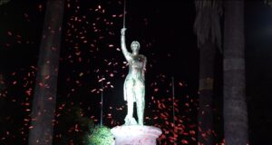 BANCO UNIÓN RINDE HOMENAJE A JUANA ASURDUI DE PADILLA CON LA ENTREGA DE UN MONUMENTO EN LA PLAZA 25 DE MAYO DE SUCRE