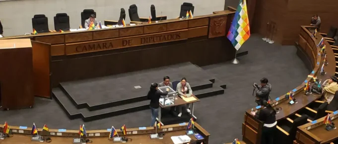 COMISIÓN DE ECONOMÍA PLURAL APRUEBA CONTRATO DE LITIO CON EMPRESA RUSA EN MEDIO DE INCIDENTES Y PROTESTAS